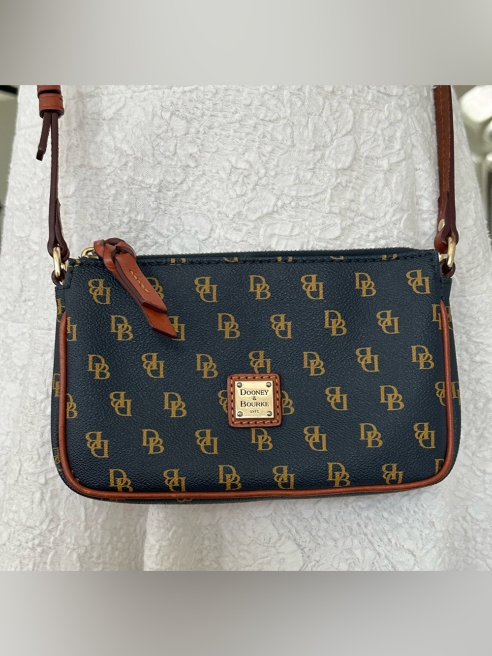 Dooney & Bourke Gretta Lexi
Crossbody. Navy & Tan, Monogram.